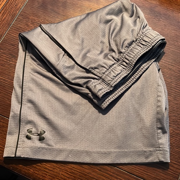 Mens XL UA basketball shorts - Picture 2 of 3